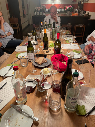 Weintasting mit Weinflaschen bei valleygrapes Weine aus Tulbagh in Südafrika