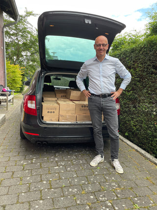 Thomas Beermann am PKW mit Weinkartons aus Südafrika | valleygrapes